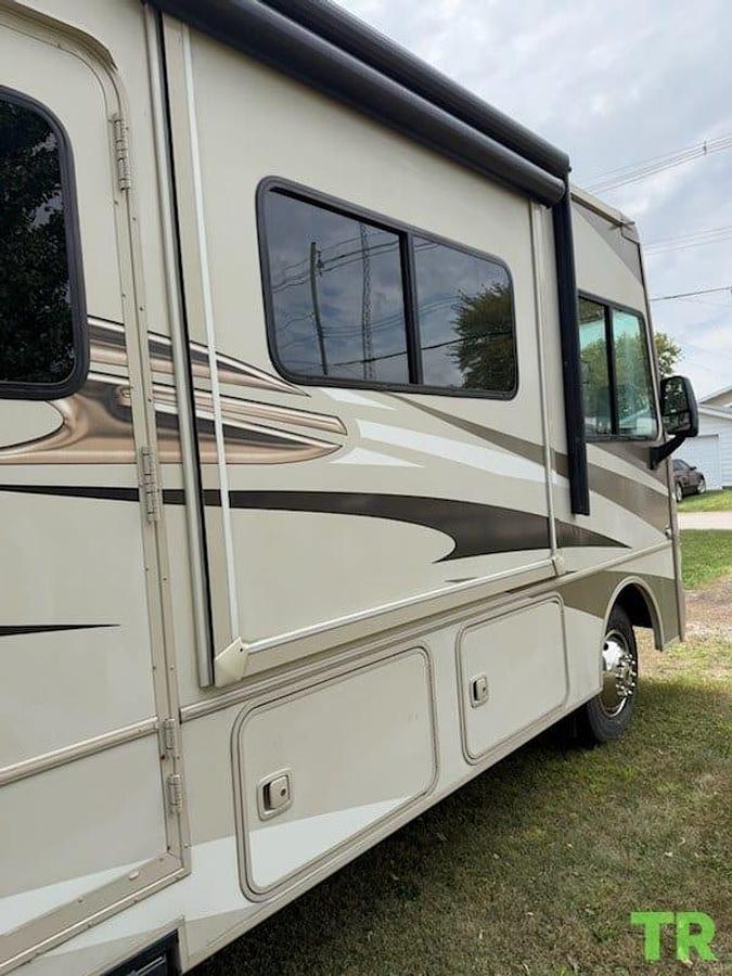 Used 2015 Winnebago Itasca Sunstar 30T
