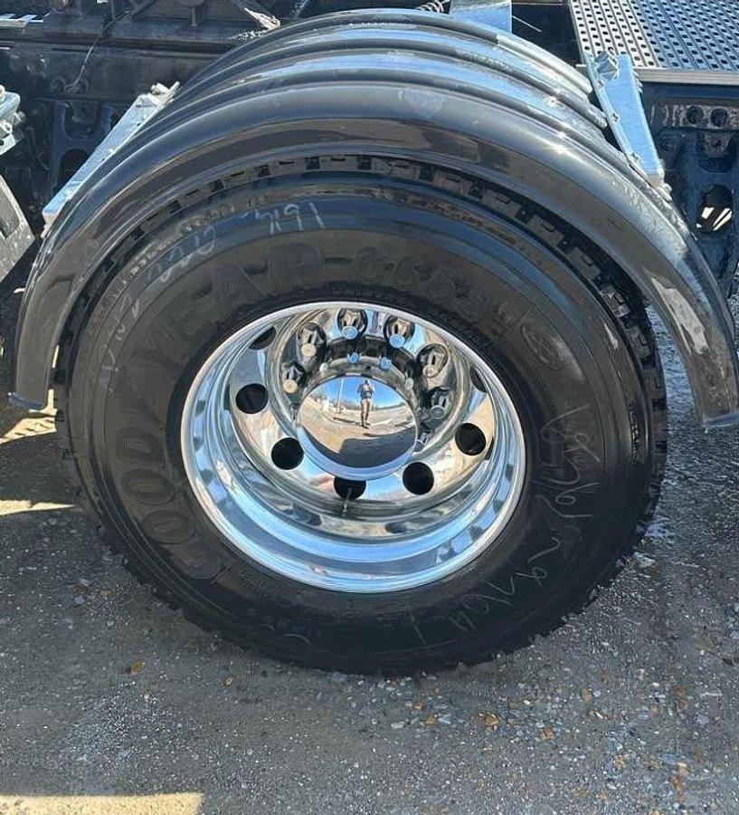 Used 2023 Peterbilt 389