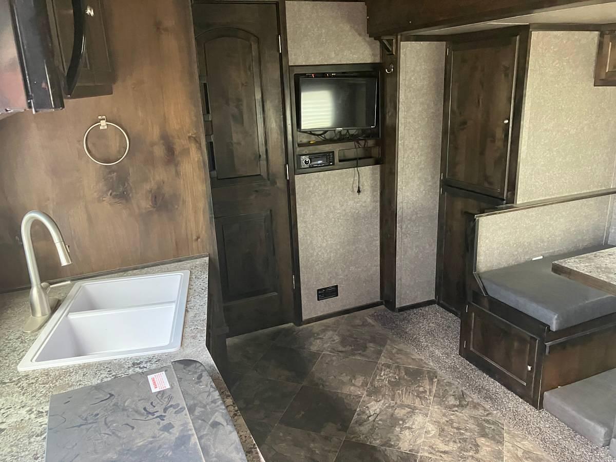 Used 2020 Logan Coach 4 Horse Living Quarters