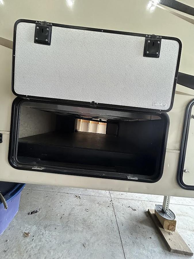 Used 2017 Forest River Wildcat 29RLX Fifth Wheel