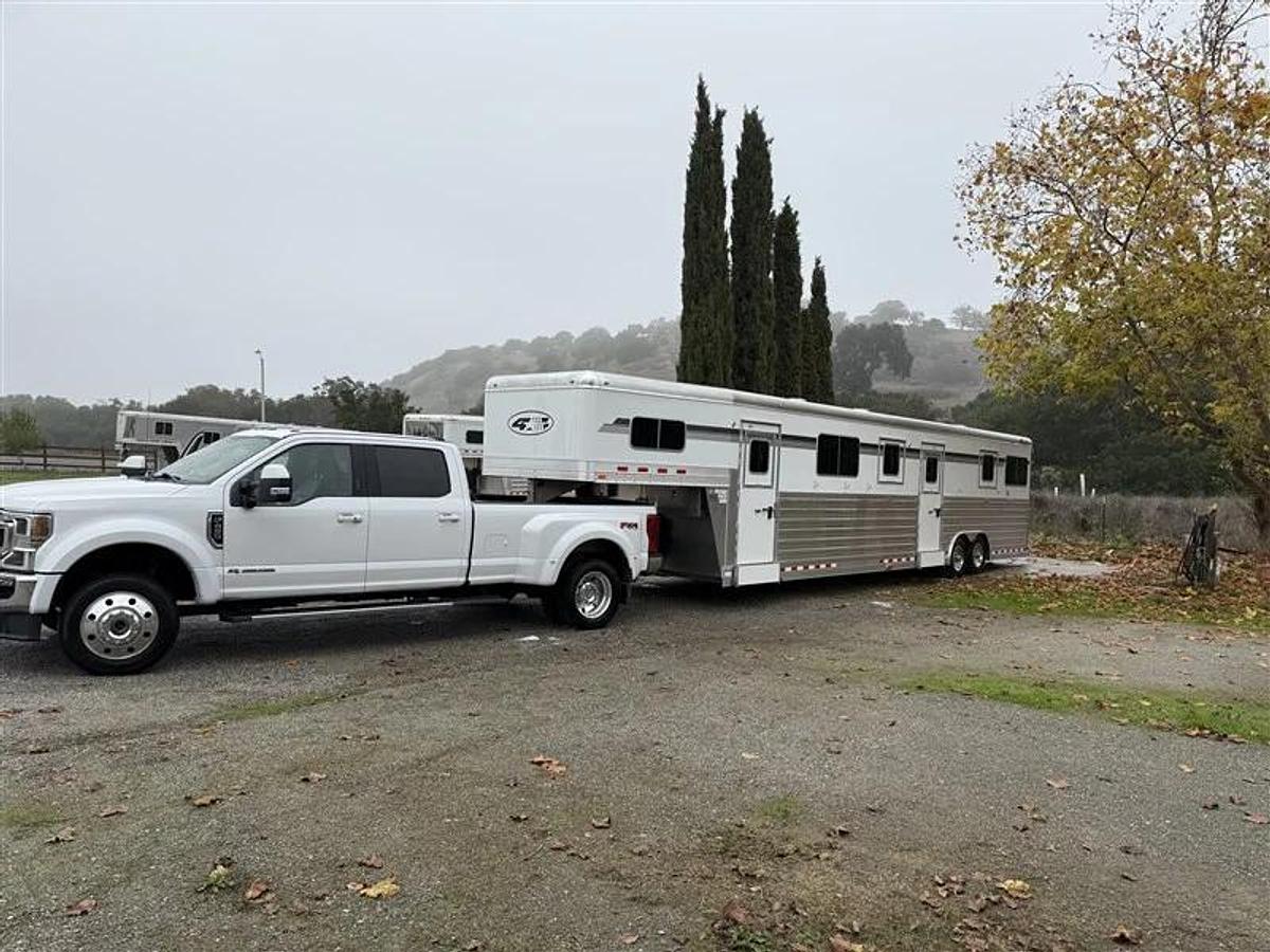 Used 2024 4 Star HTXG6H358086 9 Horse Trailer
