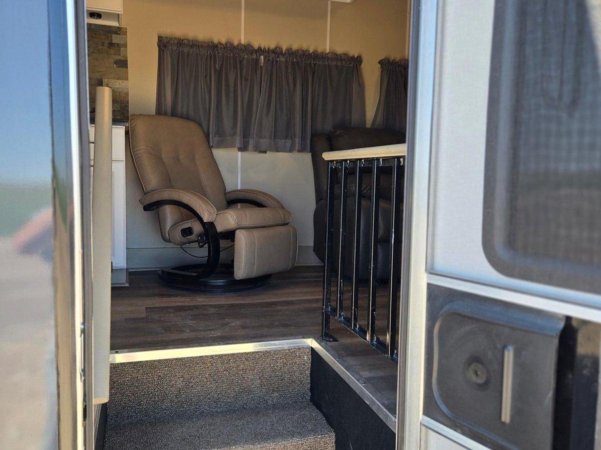 Used 2001 Freightliner Columbia Toterhome