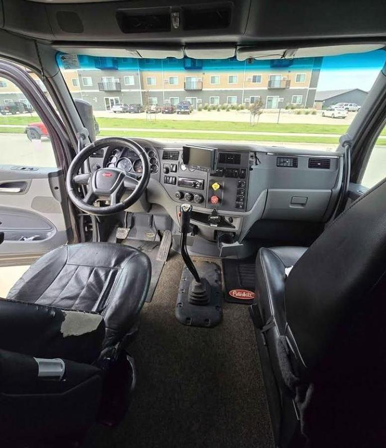 Used 2017 Peterbilt 579 Sleeper Semi Truck