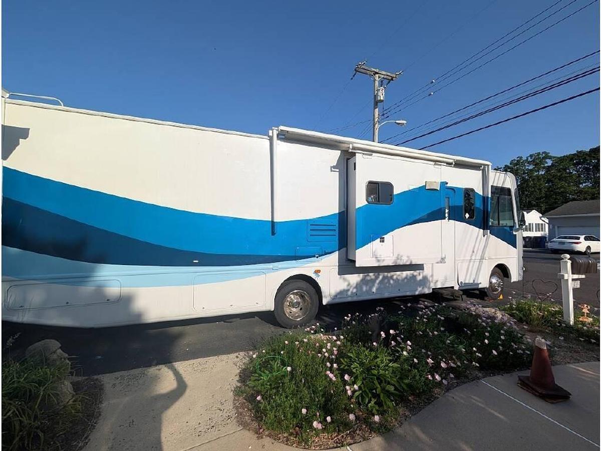 Used 2006 Fourwinds Hurricane 33H