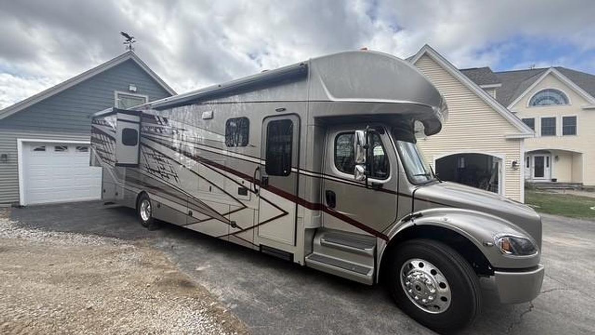 Used 2025 Renegade Valencia 38RW