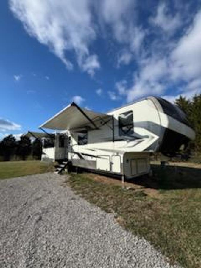 Used 2022 Keystone Alpine 3720MD