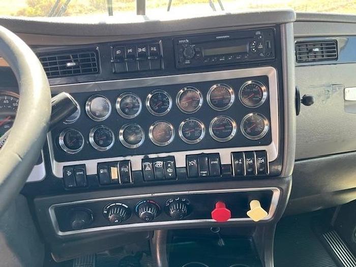 Used 2014 Kenworth T800 Sleeper