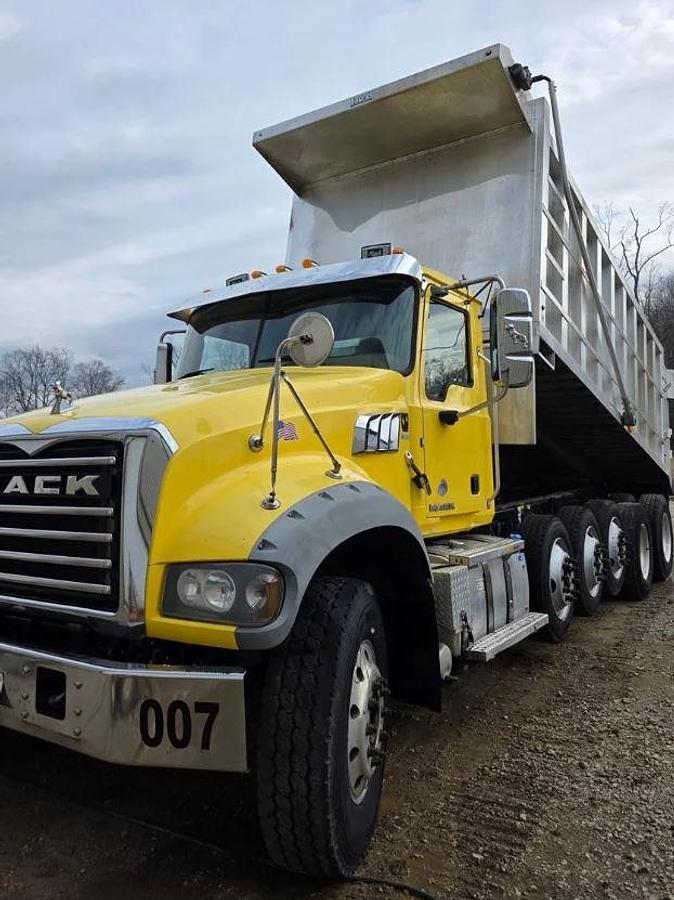 Used 2017 Mack Granite GU713