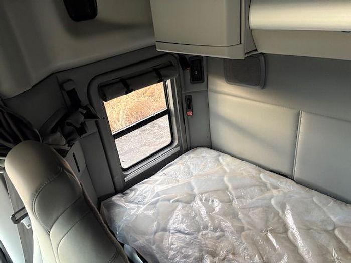 Used 2021 KENWORTH T880 Sleeper Semi Truck