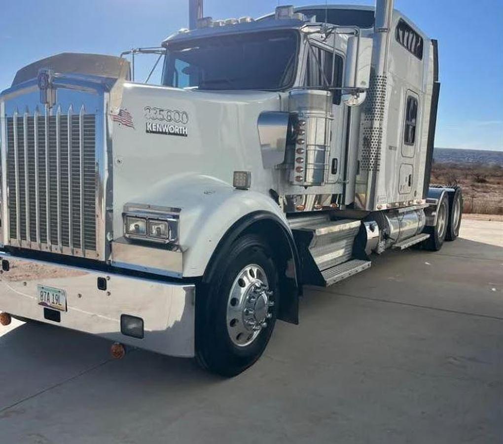 Used 2013 Kenworth W900 Sleeper Semi Truck