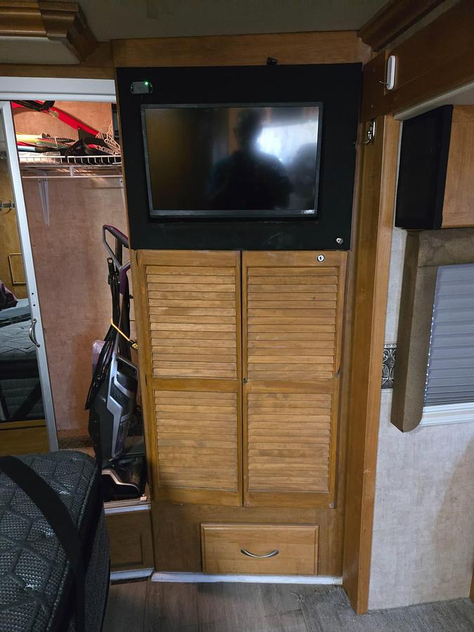 Used 2006 Fleetwood Discovery 39V