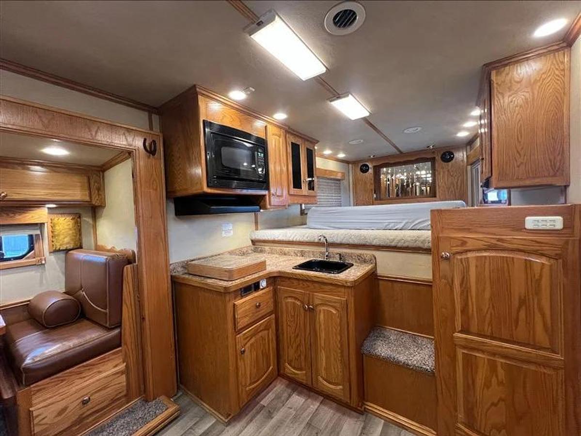 Used 2004 Bloomer 3 Horse