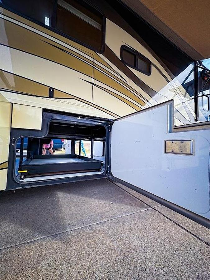 Used 2010 Fleetwood Discovery 40X