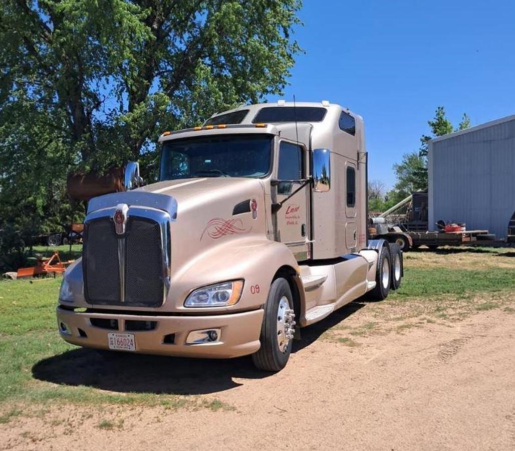 Used 2009 Kenworth T660 Sleeper Semi Truck