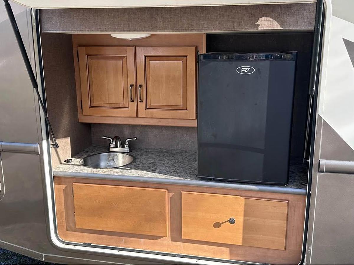 Used 2017 Thor Motor Coach Hurricane