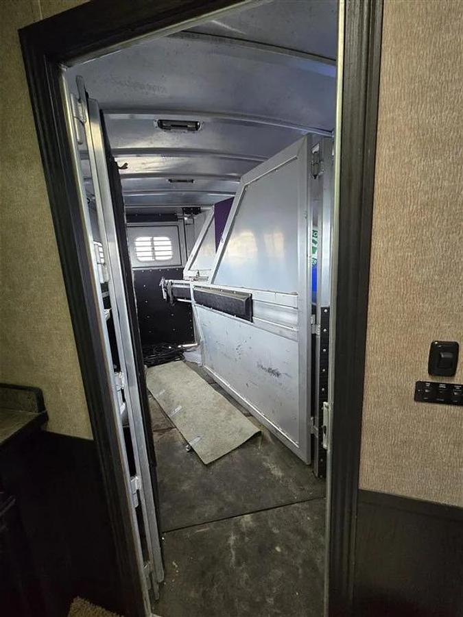 Used 2012 Platinum Coach 3 Horse LQ