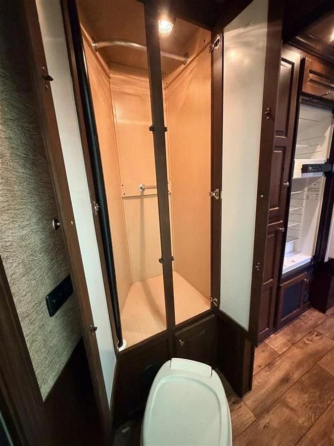 Used 2014 Sooner Legacy 312 3 Horse Gooseneck Trailer with Living Quarters