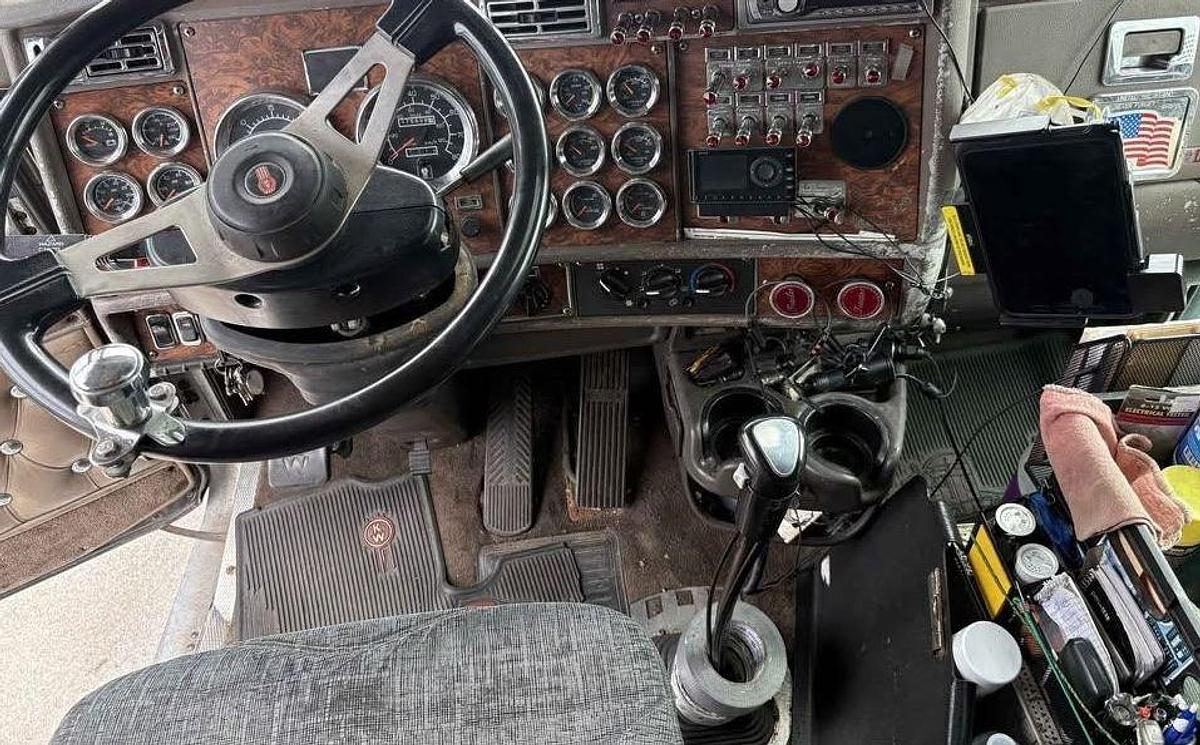 Used 2002 Kenworth W900 Sleeper Truck