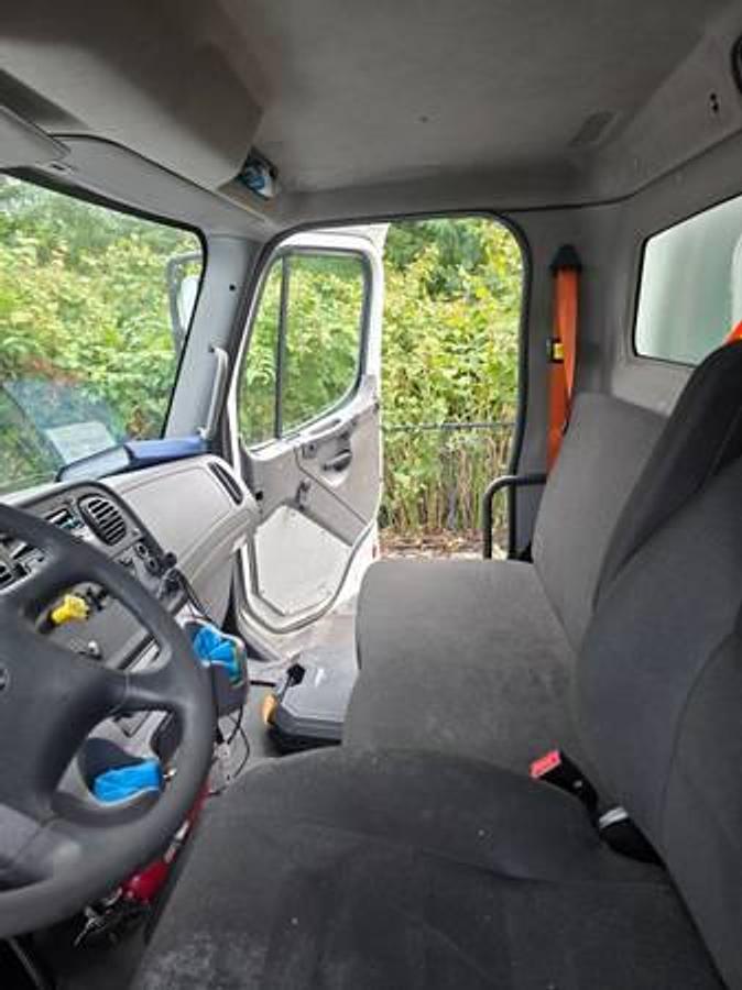 Used 2016 Freightliner M2 106