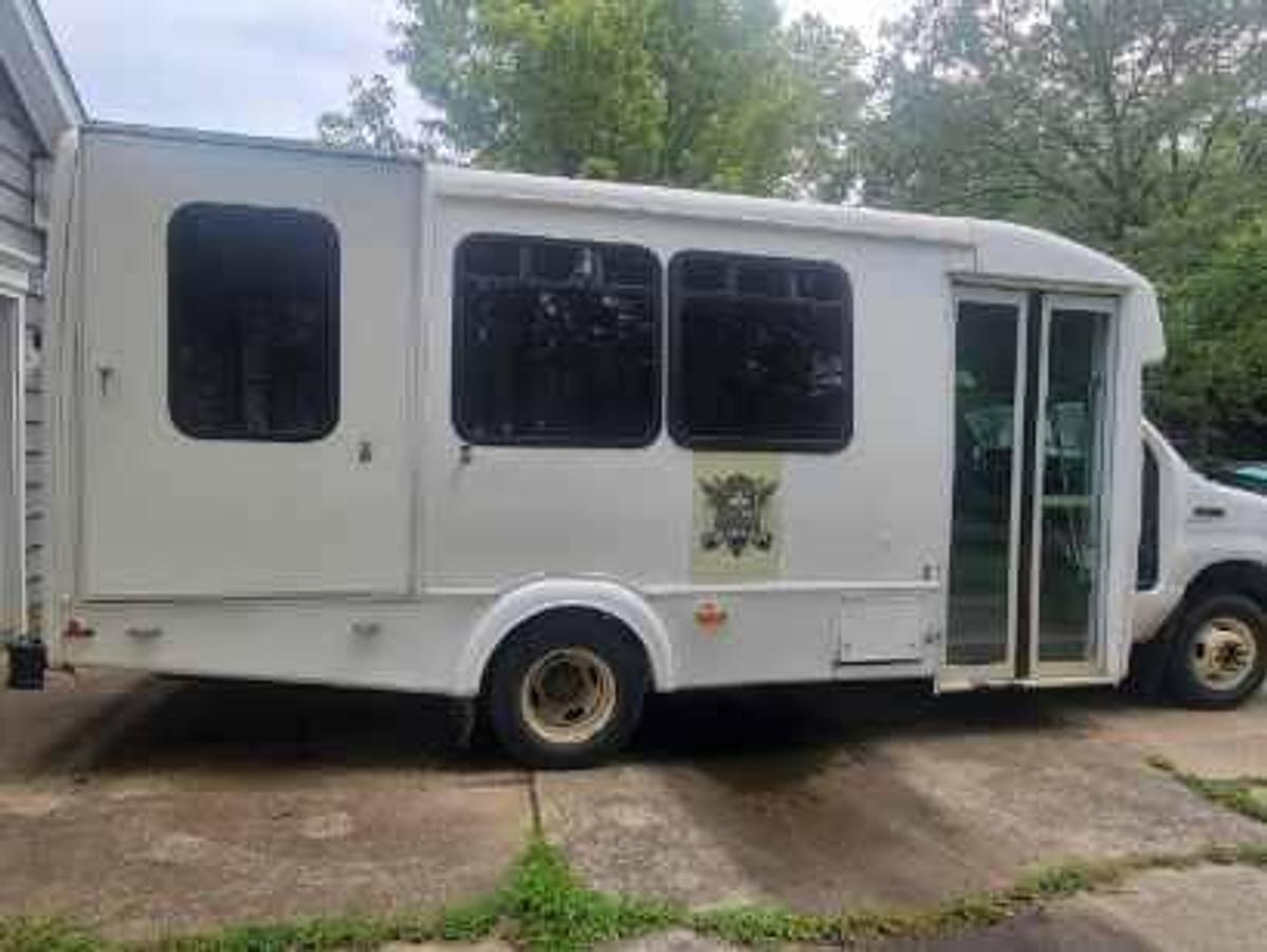 Used 2013 Ford F-450 Econoline 14 Passenger Shuttle Bus