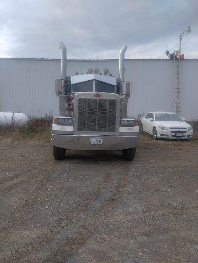 Used 2005 Peterbilt 379 Conventional Sleeper Semi