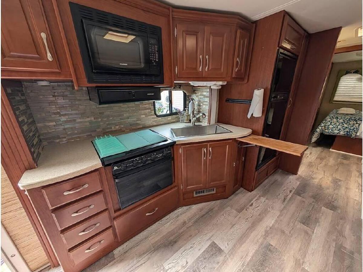 Used 2006 Fourwinds Hurricane 33H