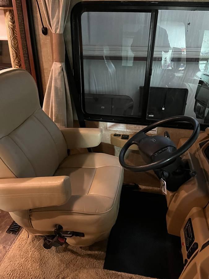 Used 2014 Winnebago Sightseer M33C Class A Motorhome