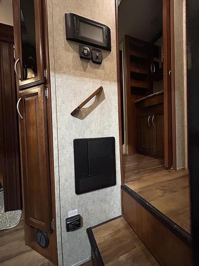 Used 2017 Forest River Wildcat 29RLX Fifth Wheel