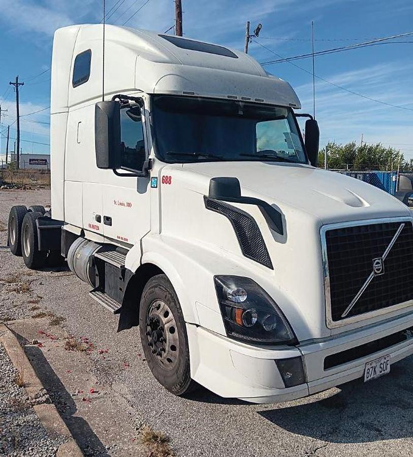 Used 2018 Volvo VNL64T670 Sleeper Semi Truck