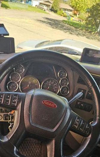 Used 2014 Peterbilt 579 Sleeper Truck
