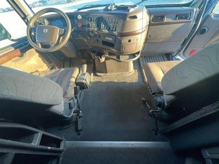 Used 2014 Volvo VNL6400 Sleeper Truck