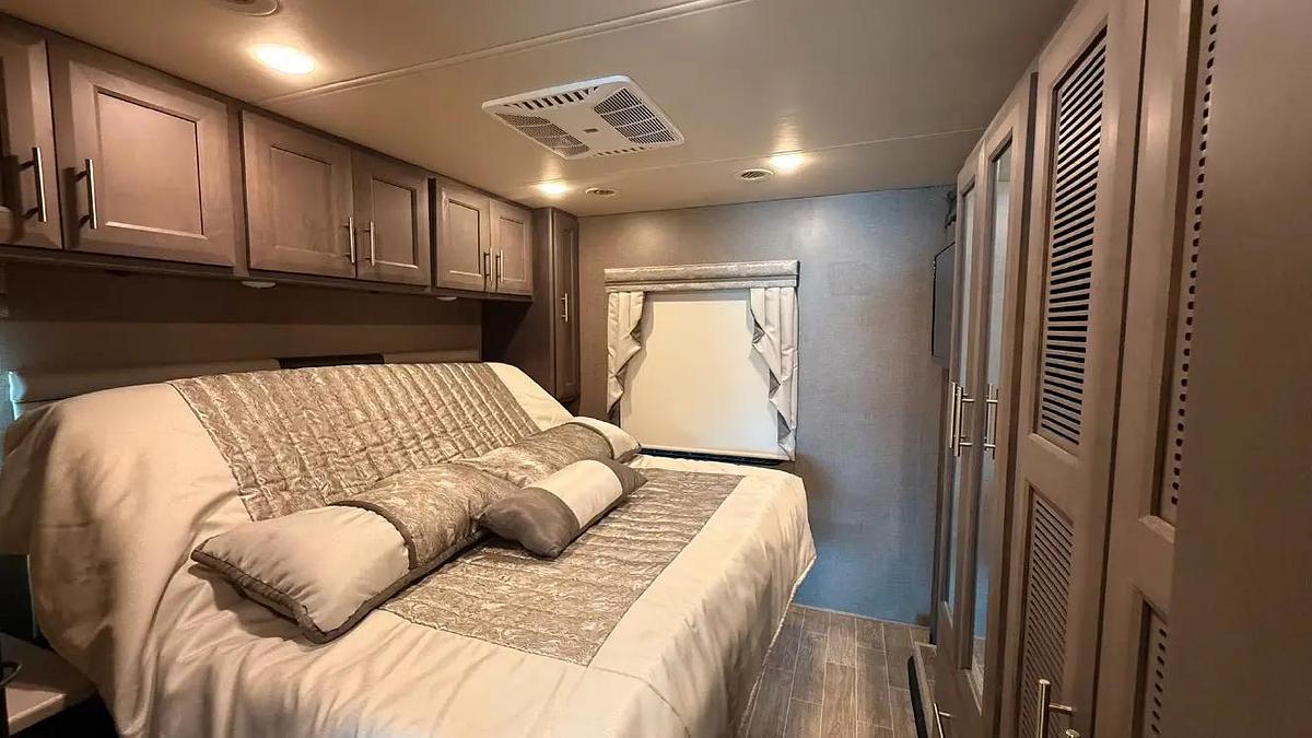 Used 2022 Thor Motor Coach Miramar 34.6