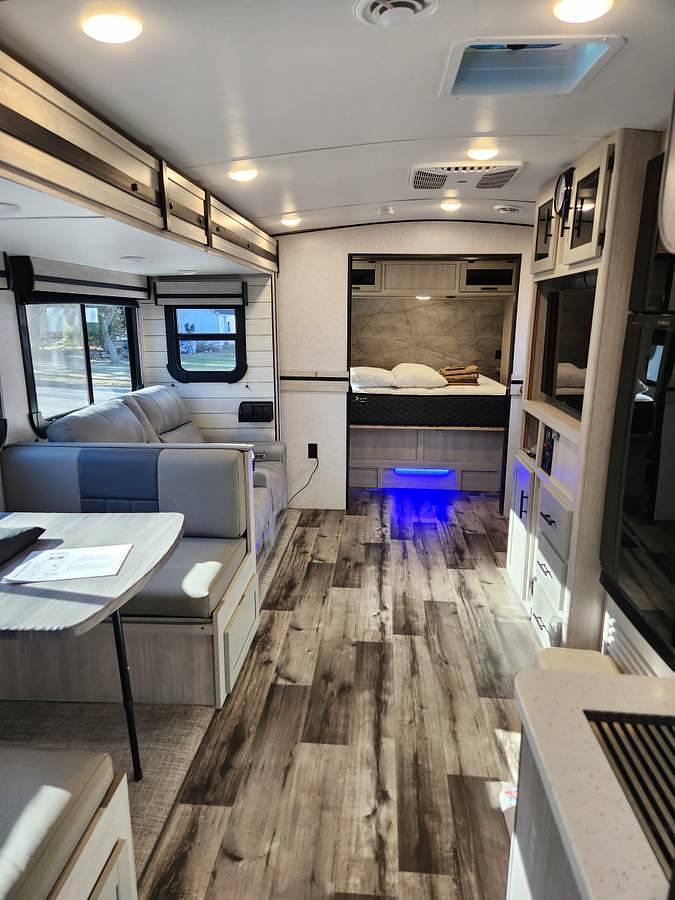 Used 2024 Sunset Trail SS253RB