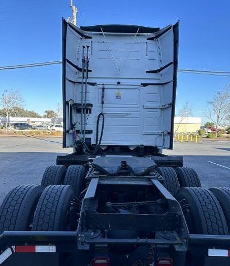 Used 2015 Volvo VNL64T670