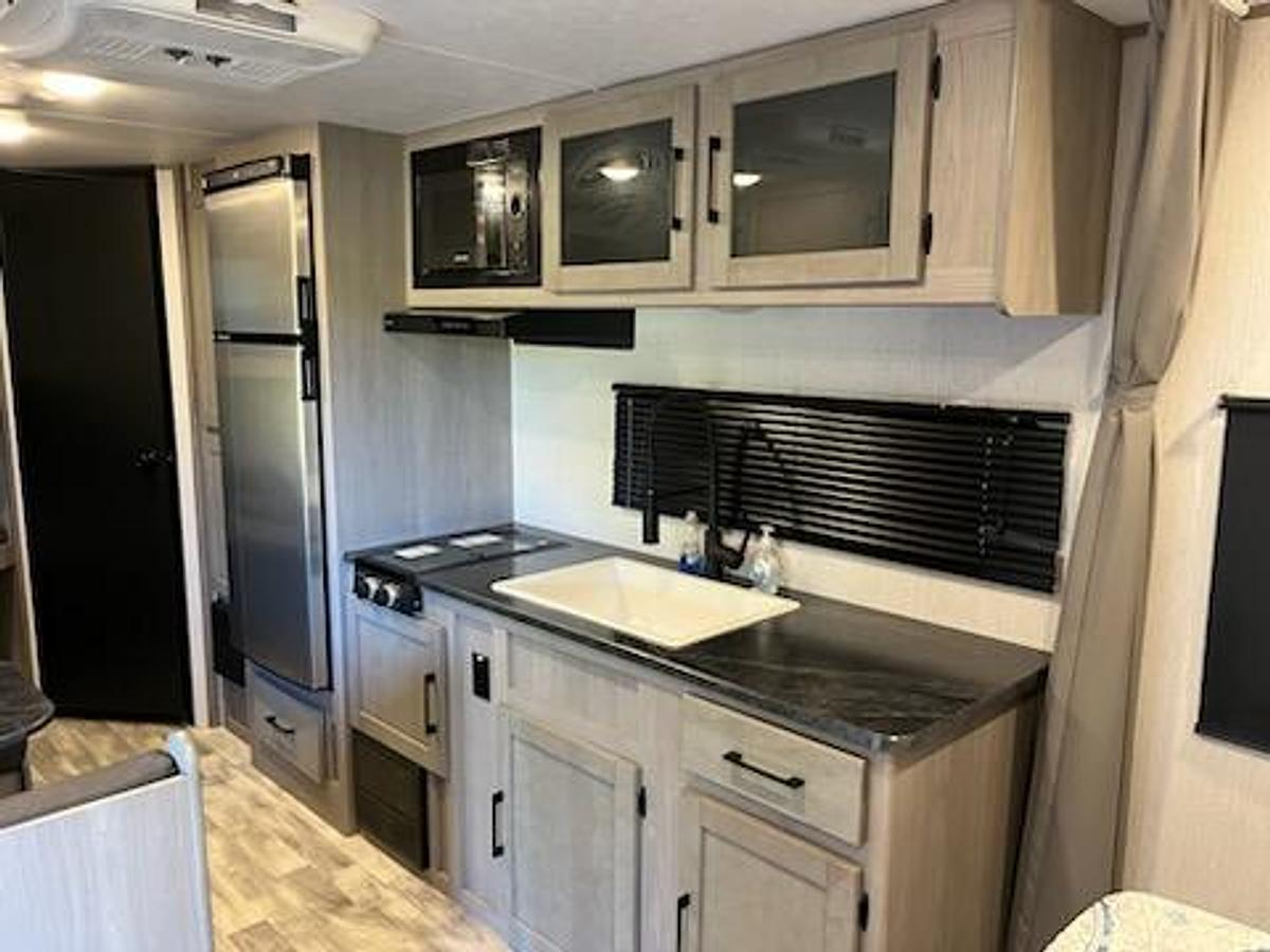 Used 2022 Dutchman Kodiak SE 22SBH Travel Trailer