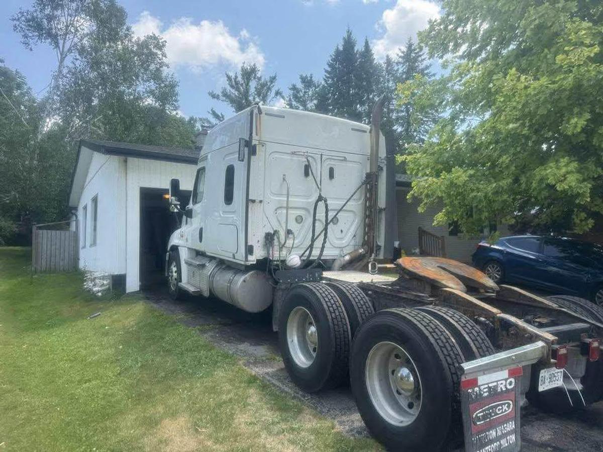 Used 2020 Freightliner Cascadia