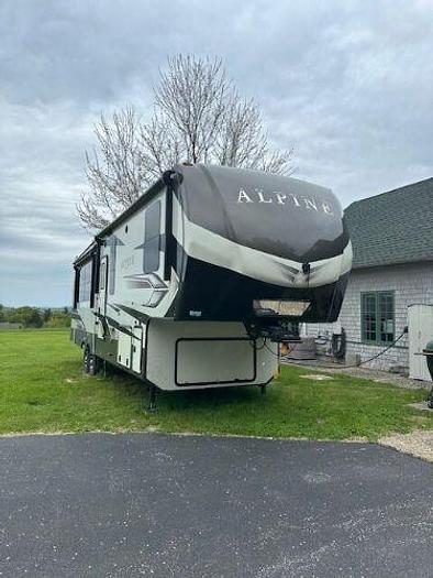 Used 2022 Keystone Alpine 3220RL
