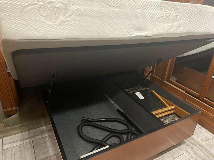 Used 2017 Fleetwood Discovery LXE 40X