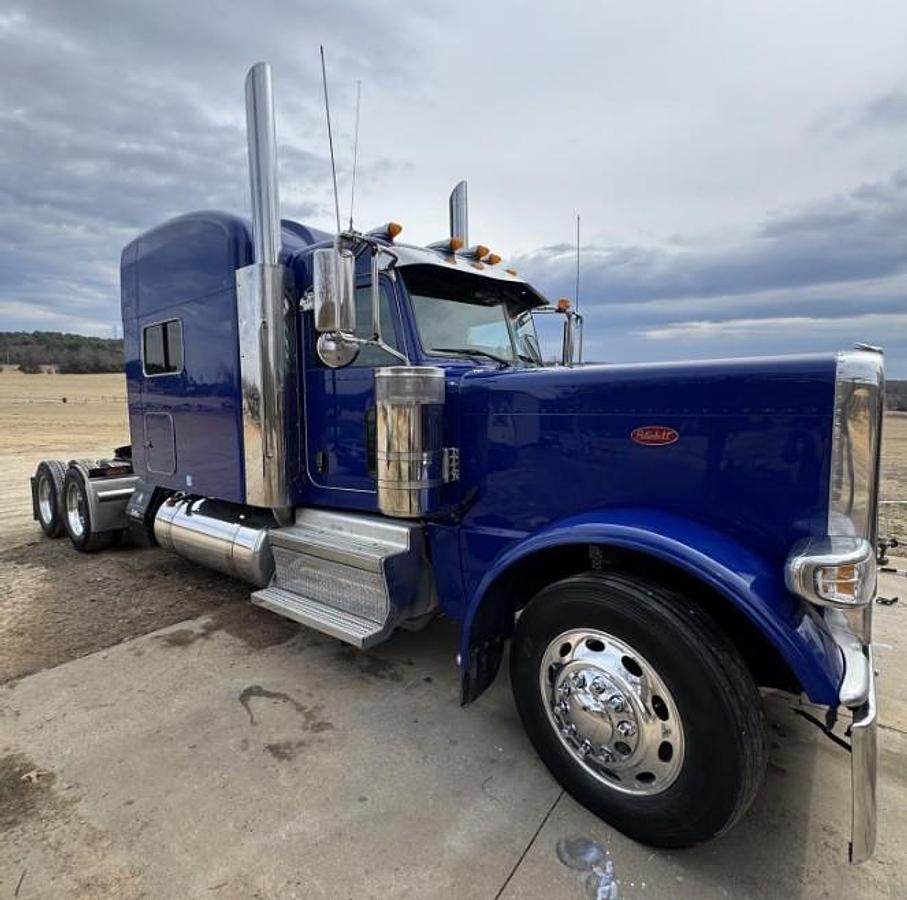 Used 2023 Peterbuilt 389 Sleeper Semi Truck
