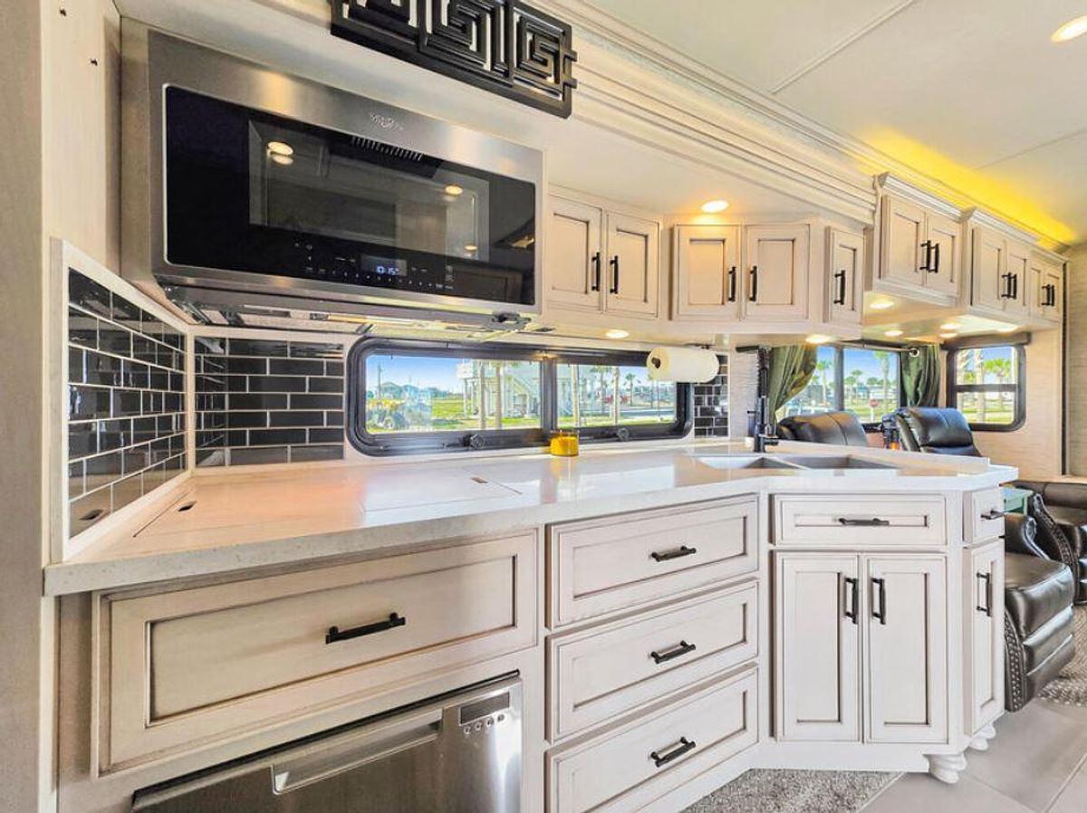 Used 2021 Newmar Super Star 4061