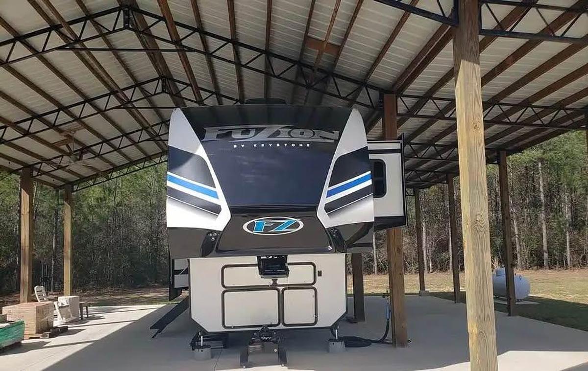 Used 2022 Keystone Fuzion 373