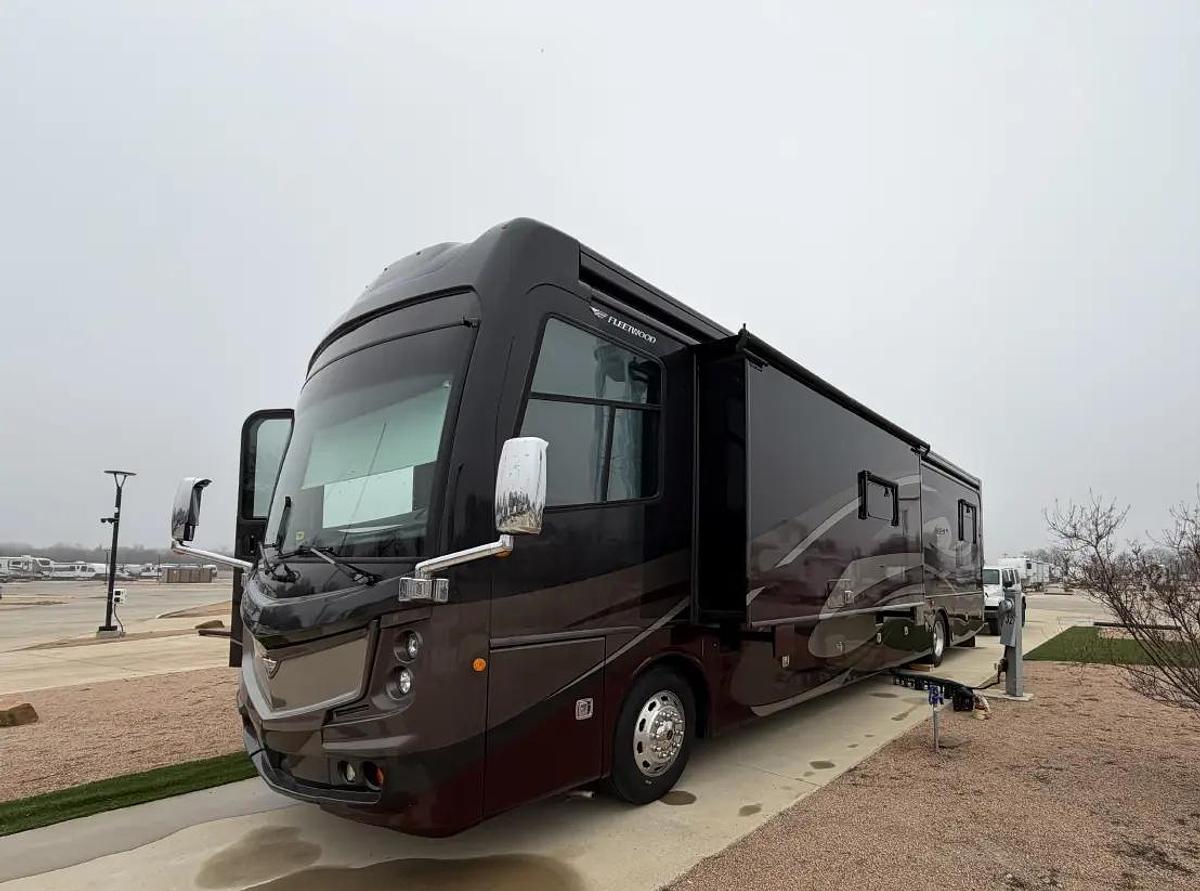 Used 2018 Fleetwood Discovery LXE 40G