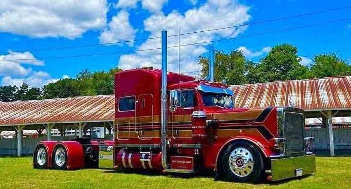 Used 2013 Peterbilt 389 Sleeper Semi Truck