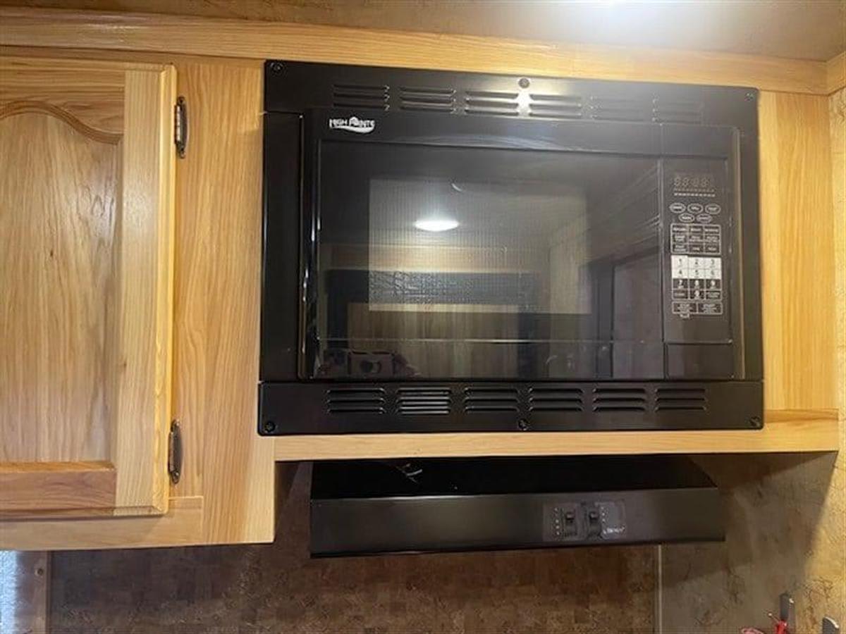 Used 2015 Lakota Charger 3 Horse Trailer with Living Quarters