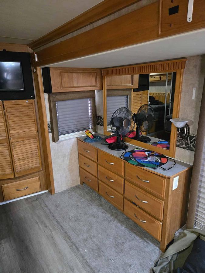 Used 2006 Fleetwood Discovery 39V