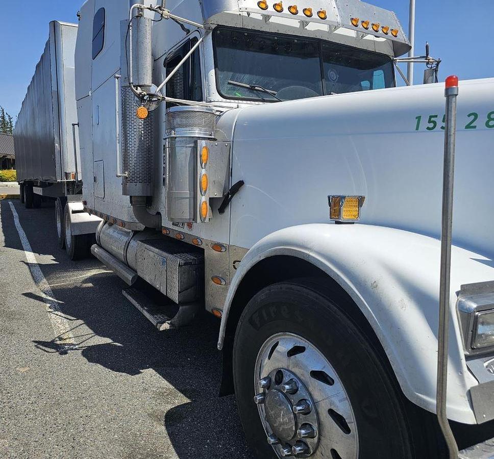 Used 2001 FREIGHTLINER FLD120 CLASSIC Conventional Sleeper Semi