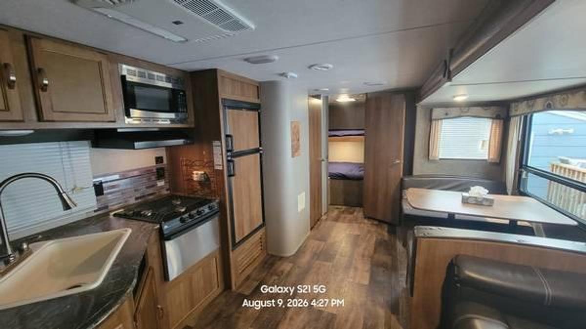 Used 2017 Keystone Springdale Summerland Series 33' Travel Trailer