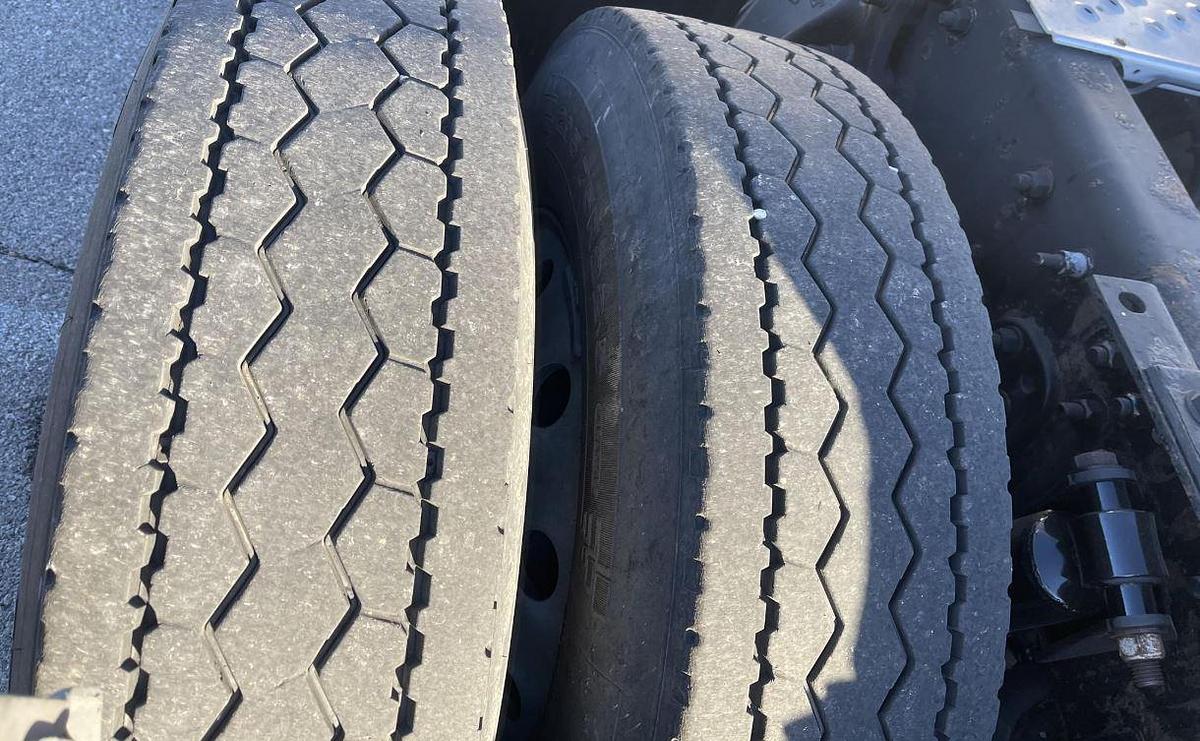 Used 2019 FREIGHTLINER CASCADIA 126