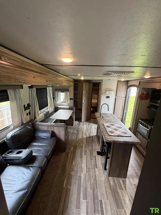 Used 2021 Crossroads Zinger 331BH