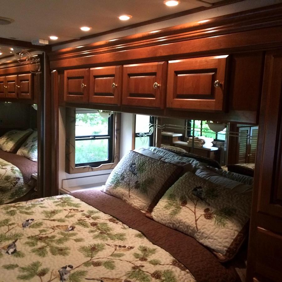 Used 2003 Monaco Dynasty 38 Earl